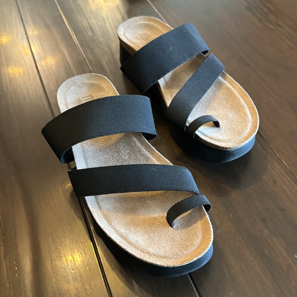 Munro Black elastic sandals 8